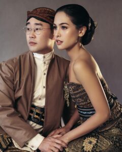 Maudy Ayunda Instagram - Roots. 🇮🇩 Behind every human being, there are stories, narratives, and traditions from generations past. We may not be conscious of it, but we carry them everyday. I find it beautiful and intriguing. Today, I wear my heritage (and the history and stories that come with it!) proudly, so that they live on through me. Kudos to J for leaning in to this Javanese pre-wedding photoshoot a year ago. 🤣 Dirgahayu Indonesiaku ❤️