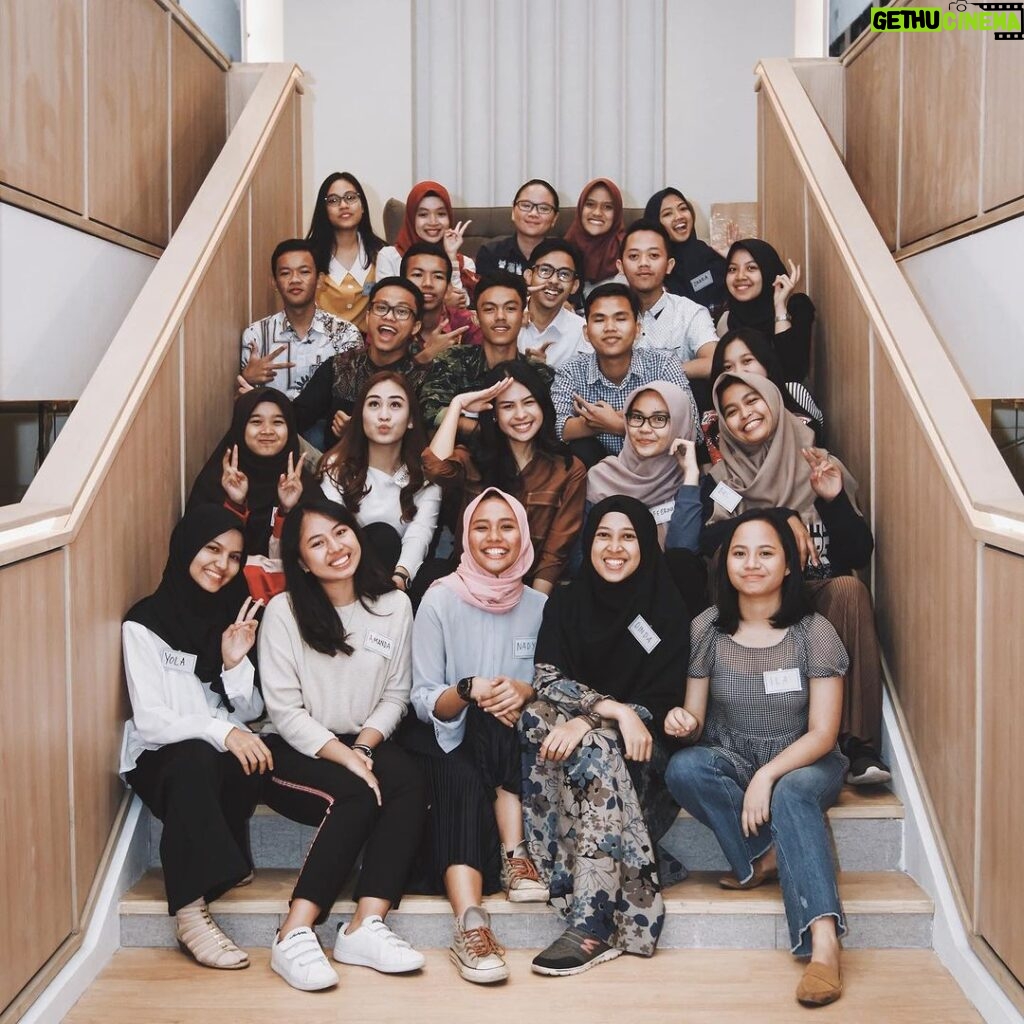 Maudy Ayunda Instagram - “Beri aku 10 pemuda, maka akan kuguncangkan dunia!” 🇮🇩 Our Bung Karno knew, the powerful ripples of change a group of young people can accomplish. Throwing back to our offline mentorship session back in 2019. Can’t wait to meet future cohorts! Dirgahayu Indonesiaku ❤️