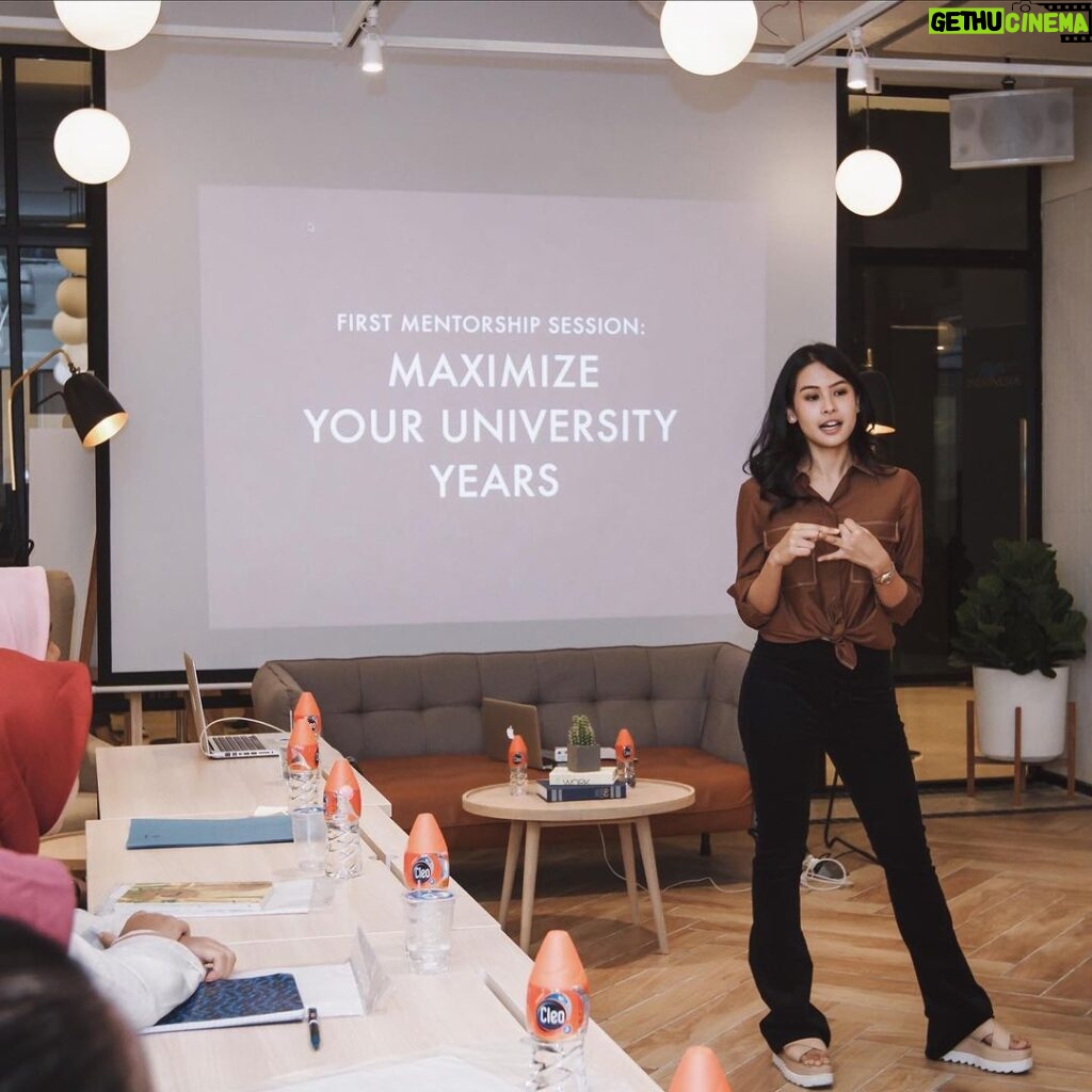 Maudy Ayunda Instagram - “Beri aku 10 pemuda, maka akan kuguncangkan dunia!” 🇮🇩 Our Bung Karno knew, the powerful ripples of change a group of young people can accomplish. Throwing back to our offline mentorship session back in 2019. Can’t wait to meet future cohorts! Dirgahayu Indonesiaku ❤️