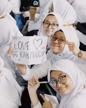 Maudy Ayunda Instagram - Talkshow rasa konser. 😂

Selamat untuk ribuan MABA IPB, thank you for your energy!!! These coming memorable years is such a good opportunity to learn, make mistakes, and grow. Went home and read the notes you gave me 🥹❤️