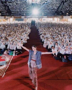 Maudy Ayunda Instagram - Talkshow rasa konser. 😂

Selamat untuk ribuan MABA IPB, thank you for your energy!!! These coming memorable years is such a good opportunity to learn, make mistakes, and grow. Went home and read the notes you gave me 🥹❤️