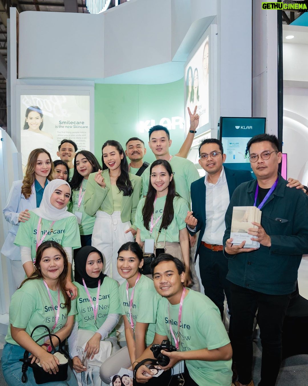 Maudy Ayunda Instagram - JxB with my @klar.smile fam. 💚