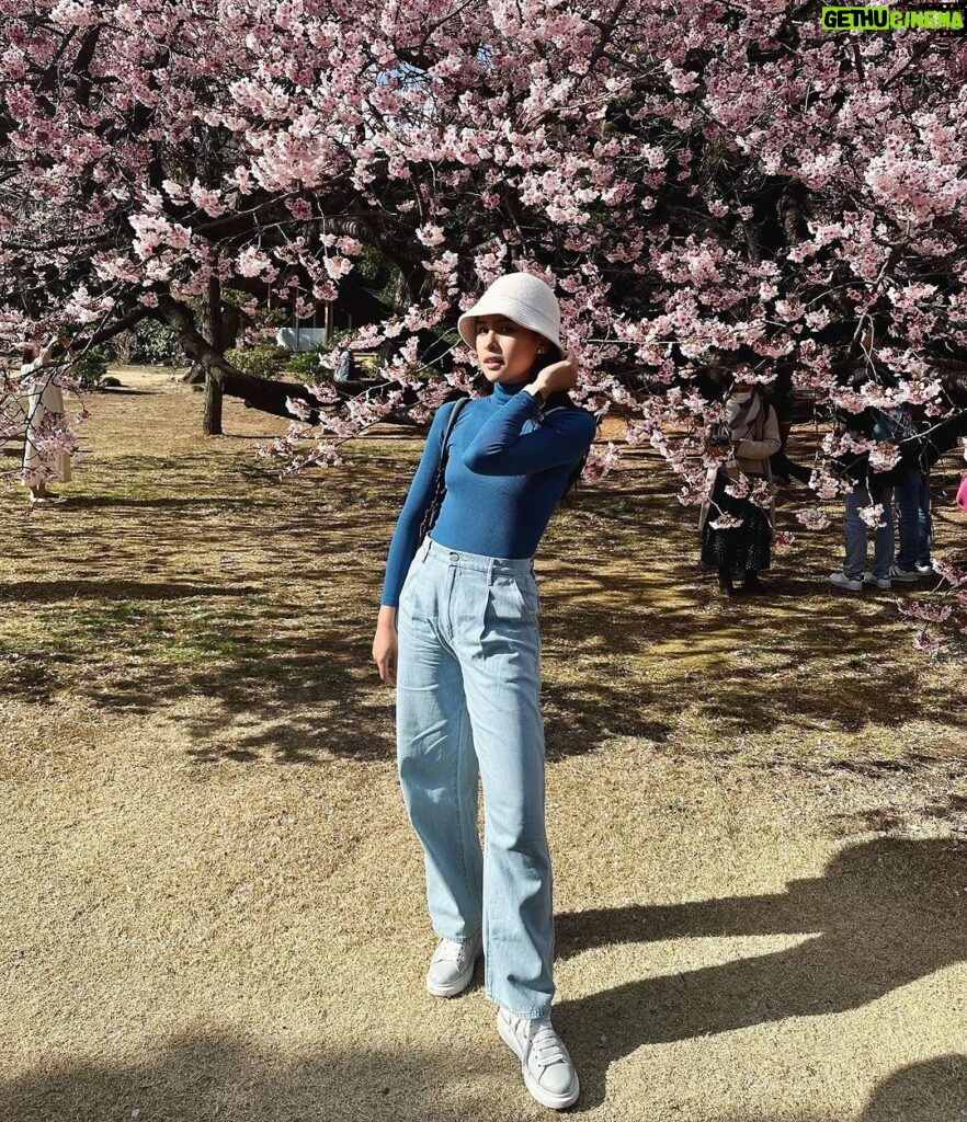 Maudy Ayunda Instagram - Tokyo stroll in my new fave drapey denim pants. 🌸 Shinjuku Gyoen National Garden