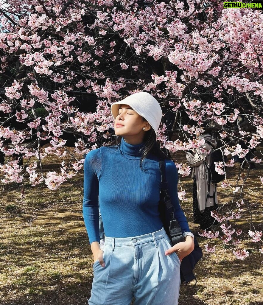 Maudy Ayunda Instagram - Tokyo stroll in my new fave drapey denim pants. 🌸 Shinjuku Gyoen National Garden