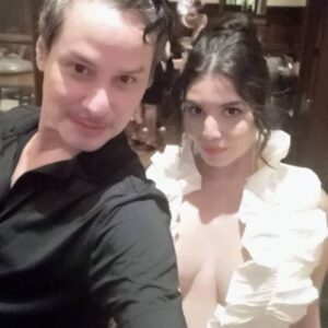 Maurício Branco Instagram - Olha o decote de @sabinavalerio no seu aniversário ontem em Ipanema #instalike #instagram #decote