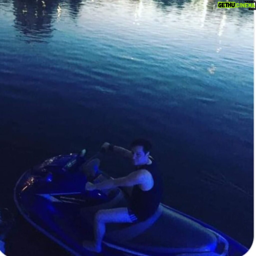 Maurício Branco Instagram - Meu lugar é na água . Espera só eu mandar esta Ômicron embora .
