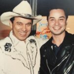Maurício Branco Instagram – Eu e Beto Carrero , o Cowboy Brasileiro . No fundo o Trailer que Beto arrematou em um leilão em Hollywood CA . O veiculo pertencia ao ator norte americano James Cagney , estrela dos anos 30 e 40 , que atuava en filmes do genero Western.
