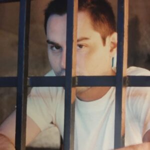 Maurício Branco Instagram - Na pele do bandido goiano Leonardo Pareja . Docudrama para o Canal Brasil / Canais Globo . Direção: Regis Faria . Disponivel no Youtube : Leonardo Pareja - Vida Bandida @regisfaria @canaisglobo @canalbrasil #ator #mauriciobranco