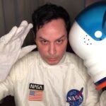 Maurício Branco Instagram – Amanha vou me jogar na pista e nada vai me parar . Tô ficando véio , mas com energia de garoto. Cléo Pires me disse uma vez , que sagitariano não envelhece , sempre amei esta moça . Para confirmar a tese da Cléo , eu amanhã vou dançar até o sapato pedir pra parar !! E nada melhor que um bom DJ para isso. Jonas Rocha ( Joutro Mundo ) na minha opinião é um dos melhores DJ’s do Brasil. Especialista em Brazilian Disco – Lado B , ele ja me mostrou um pouquinho do que pretende fazer amanhã no Vista Bar , no Rooftop do Maguje ali no Joquei Club do Rio de Janeiro ( Rua Jardim Botânico , 1003 ) Eu já reservei meu Lounge . E vocês? O lugar tem vista absurda , é aberto e arejado, os donos sao cuidadosos e nao deixam a casa ficar lotada . E vocês ? Vão embarcar nesta Nave tambem ? Começa as 21 hs @joutra___ @magujerio @vistabar @fabiosantannabr #rio #partyinrio #festa