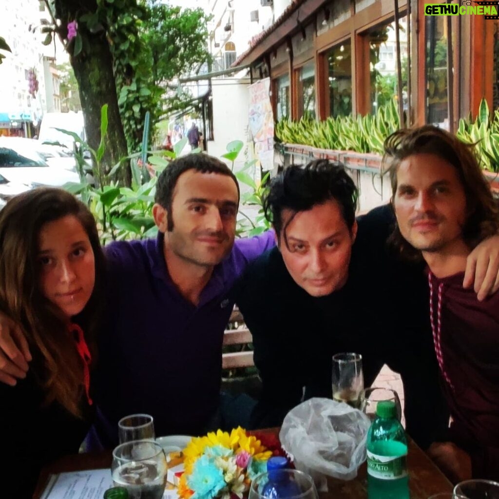 Maurício Branco Instagram - Eu e meus amigos Franceses . Queridos
