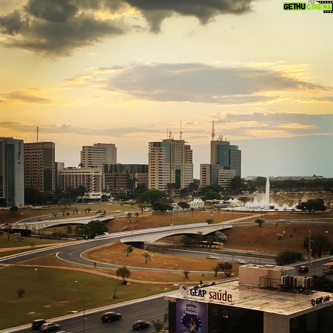 Maurício Branco Instagram - Olha o Céu desta cidade . ❤️Brasília . Kubitschek Plaza