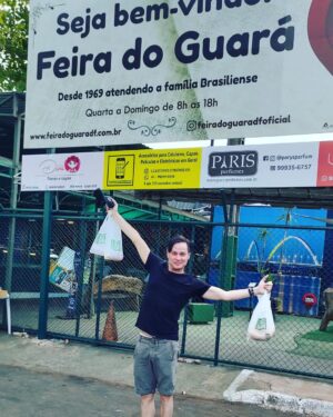 Maurício Branco Instagram - Gente , esta Feira eu vinha quando era criança , lá pelos anos 70 . Aqui tem de tudo , comi Pastel e bebi Caldo de Cana . De quebra Rapadura !!! Bem filho de Nordestino!!! #feiradoguara