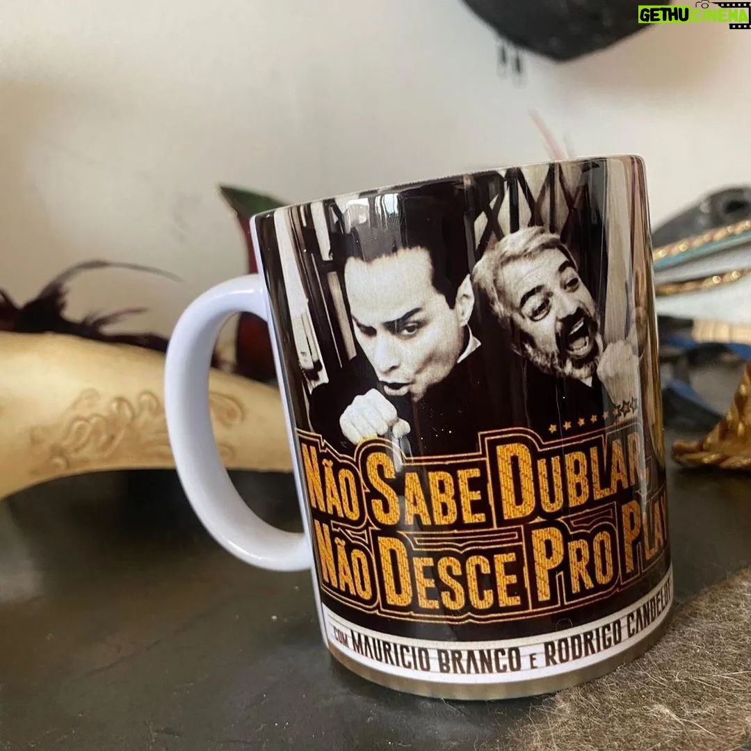 Maurício Branco Instagram - ÚLTIMO SHOW DA TEMPORADA JÁ É NA QUARTA-FEIRA! 🎬💃🏼 #naosabedublarnaodesceproplay. Te encontramos dia 29 DE MARÇO, ÀS 20H30, na @casacopabacana. 💛 Vamos fechar a terceira temporada num espetáculo lindo! Comenta EU QUERO pra receber o link do sympla com R$10 OFF na inbox. 😉 Rio de Janeiro