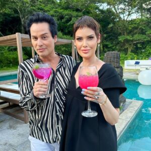 Maurício Branco Instagram - Eu e a absurdamente bela Mayana Moura , no aniversário do maridão dela . O frances mais legal do Mundo , o Louis .  Como sempre arrasando no buffet e nos Drinks exóticos . @mayanamouraoficial @hrglouis