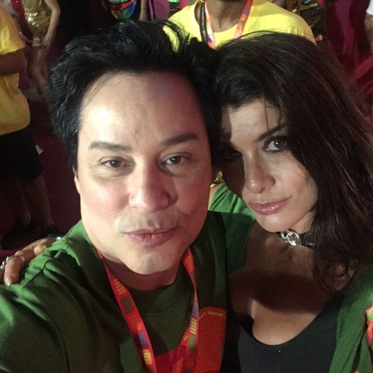 Maurício Branco Instagram - Eu e a bela Aline Moraes no Camarote da Arara . @carnavaldaarara @limorais #carnavaldaarara