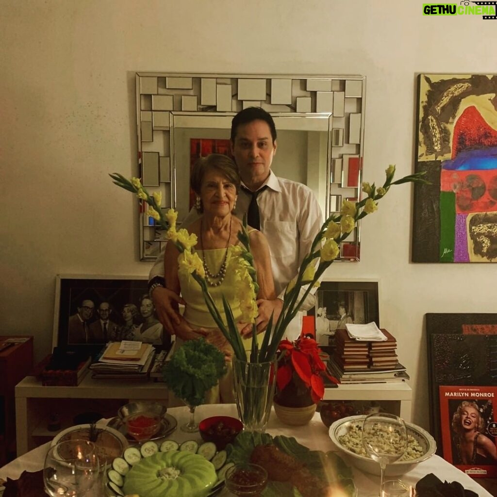 Maurício Branco Instagram - Eu e a Rainha Mãe .