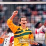 Maurício Branco Instagram – Em 1993 eu fui convidado para ir no programa do Gugu Liberato ( fui várias vezes ) e lá conheci esta jogadora de vôlei que fez parte do mais espetacular time de voleibol feminino que o Brasil já teve . Começaram com um quarto ( inédito ) lugar no jogos de Barcelona 1992 , e em 1996 uns 3 meses antes dos jogos de Atlanta , Ana Beatriz Moser , tinha passado por duas cirurgias complexas nos 2 joelhos . Desacreditada pelos fãs e até mesmo por alguns especialistas , ela se recusou a ficar de fora , porque sabia que uma medalha era certa . Correu atrás , fez tudo que era possível e assim chegou aos EUA , em forma e derrubando adversários ( seu saque chegava a 107 km/h ) Na semifinal porém,  Cuba que também tinha um time cheio de talentos venceu o certame por 3 a 2 num jogo espetacular . As Cubanas não tiveram classe e tentaram esculachar as brasileiras no final da partida , mas Ana Moser meteu o dedo pela rede e pediu respeito. A inédita medalha ( de Bronze) veio em um jogo com as Russas . Ela sempre foi além , fora e dentro de quadra . Por causa dos sacrifícios físicos em sempre lutar pelo Brasil , aos 32 anos teve que parar com a bola . Mas continuou ajudando nos bastidores , implementando nos treinamentos da seleção brasileira , novas técnicas para prevenção de contusões na nova geração ( Bi Campeã Olímpica ) . Fez um trabalho incrível com ONGs , uma vez nos cruzamos no Centro do Rio e lá estava ela correndo atrás de apoios para ajudar os novos talentos . Quando soube que o Presidente Luís Inácio Lula da Silva a convocou para presidir o Ministério dos Esportes , eu pude constatar que de fato acabamos de entrar em uma Nova ERA . Obrigado por tudo que você fez e ainda fará pelo Brasil Ministra Ana Moser !!! Muito feliz ,sou seu fã . Viva o Esporte Brasileiro !!!!