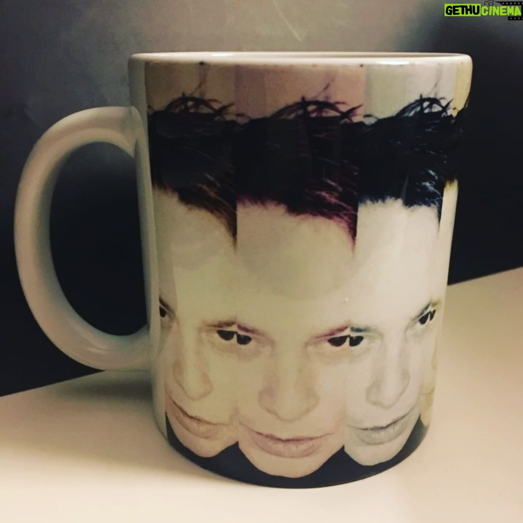 Maurício Branco Instagram - Amei o presente que a produtora do meu show Marcia Martins me deu . Uma caneca col minha foto replicasa 20 vezes . Logo para mim ? Que de Narciso não temho nada . RS Amei Marcinha
