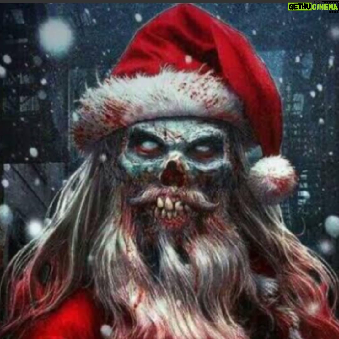 Maurício Branco Instagram - Uma amiga preocupada com a Ceia de Natal …Que o Peru estava caro … Eu fui bem sincero , disse que detesto aquele Perú de Natal com Farofa . A chamada Ceia Seca .Detesto Perú de Natal ( não tem gosto ) , Pernil me enjoa , toda aquela comida que o povo acha que é obrigatório comer neste dia, eu fujo !!! No caso da comilança ser na minha casa . Faço uma mistura de Pratos que sei preparar e bem . Uma salada Tailandesa de Manga com camarão e hortelã , um Frango Caipira com Banana Prata servido com arroz com côco ralado e uma Costela com molho teryaqui ( adoro a mistura doce e salgado ) . Faço também uma Terrine de Fígado de Frango coberta com geléia de pimenta que uma amiga ( Luciana ) me ensinou a fazer . No Rio o calor nesta época é insuportável . Nada a ver se entupir de Farofa e Assados que deixam a casa mais quente ainda . Mas se vou para a casa de alguém ( Márcia minha irmãzinha sempre arrasa na ceia ) , como oque a pessoa estiver oferecendo . Nada pior e mal educado daquele que diz : Eu não como isso !!! Como dizia Danuza Leão : Quem fala isso merece PAREDON !!!! Coloque um pouco no prato e finja que come . Traquejo social é tudo na vida de um Ser Humano . Ah!! Um Couscous Marroquino ( mais atual impossível ) facílimo de fazer também é ótimo !!! Moral da história : Melhor um Frango delicioso do que um Perú seco e sem gosto !! Feliz Natal !!!🎄