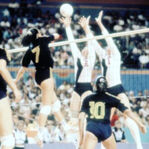 Maurício Branco Instagram - Hoje assistindo um jornal vi um repórter dizendo que Isabel , foi importante para o Vôlei Feminino. Ele errou, Isabel foi importante para o  Vôlei  Brasileiro . O primeiro pé na porta foi dela quando o Brasil bateu a União Soviética , que eram as atuais campeãs olímpicas no Ginásio do Ibirapuera lotado em São Paulo. Dali , que veio o Bernard e o resto da História todo mundo sabe , que hoje , o vôlei , é o segundo esporte do Brasil .  Somos Bi campeões olímpicos pelo feminino e Tri pelo masculino.. Isso graças a ela . A mulher que saltava um metro do chão, as vezes com um filho de 7 meses na barriga . Tenho a sorte de ser amigo de sua filha Pilar Salgado  que pretendo abraçar amanhã neste momento dão dolorido . Meus sentimentos a familia desta guerreira , musa inspiradora .Vai na Luz Grande Isabel !!!
