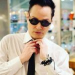 Maurício Branco Instagram – Mais  um modelo exclusivo Gustavo Eyewear para minha coleção . Não adianta porque ninguém tem o melhor design . As pessoas compram óculos de  marcas importadas , fabricados na  China , que duram menos de um ano , enquanto temos aqui no Brasil ,  este Mestre que para muitos , porque ele tem várias lojas espalhadas pelo país  e suas marca se consolida como uma das melhores , na minha opinião , do Mundo. Eu me recuso a USAR outra marca . Não acredita ? Dê uma passada na loja da Visconde de Pirajá , 444 loja 106 . 
@gustavoeyewear #oculos #otica #oticario