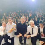 Maurício Branco Instagram – Nossa equipe , que fez nossa estréia na Barra ser um Sucesso!! Casa cheia sempre é bom. Obrigado . #naosabedublarnaodesceproplay