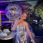 Maurício Branco Instagram – La princesse d’argent
A Princesa de Prata 
Aniversario Mayana Moura , agora uma foto só da roupa que foi inspirada no personagem do Filme Blade Runner . Na sequecia uma Androide é caçada pela rua com uma capa de chuva , igualzinha a esta . Amei a festa , drinks com Rosas , Flores e Frutas da Região Norte do Brasil . Estava um charme . Tudo , como sempre . Love You . Amiga querida . @mayanamouraoficial 
Djs : @itsraphalima @djsaddam