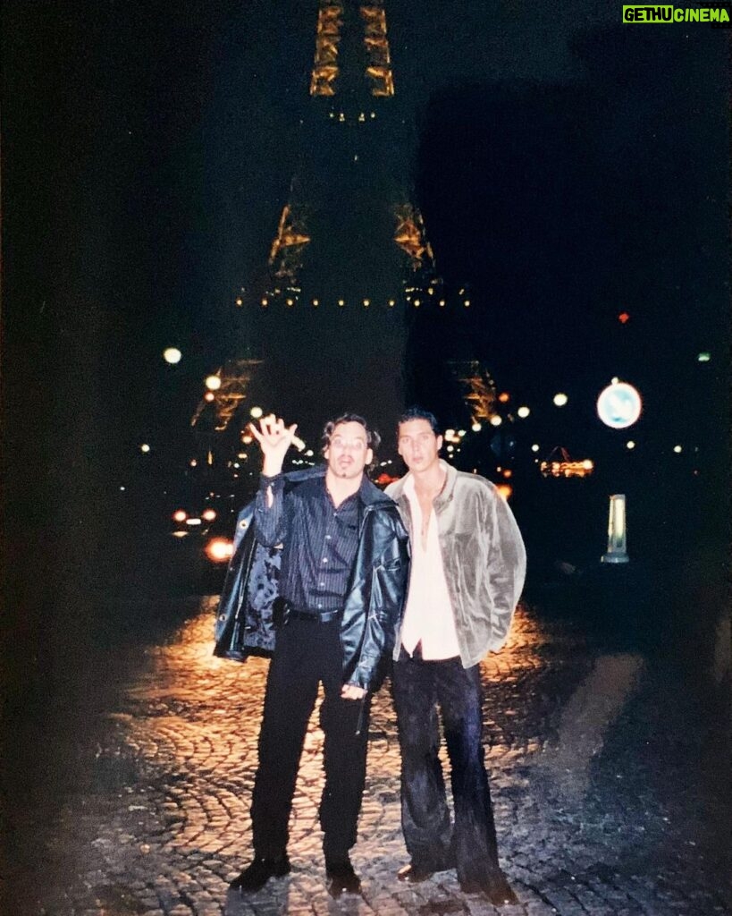 Mauricio Aspe Instagram - Dos Locos En Paris #TBT #Paris #MarioCimarro #PantalonAcampanado 🤣😂#YPasaronLosAños #TeAcuerdasMario 🙏🏻 Tour Eiffel