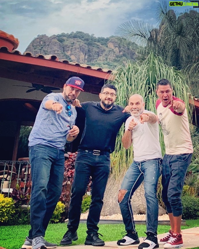 Mauricio Aspe Instagram - Se Formooooo...... @coquitohabana #Yordanis #JuanCarlos Oyeeee Enderézate.... 🤣😂🤣#Cuba #Tepoztlan La Buena Vibra Retreat & Spa Hotel
