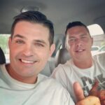 Mauricio Aspe Instagram - @ferdinandoval El Miooo!! Un Día Cualquiera No Pasa Con Nosotros!! Y Hoy Si Dejamos Tremenda Huella!!! 🤣🤣🚘 #LaGuaguita #SeRompio #DedosConPapitasYAceite 😂
