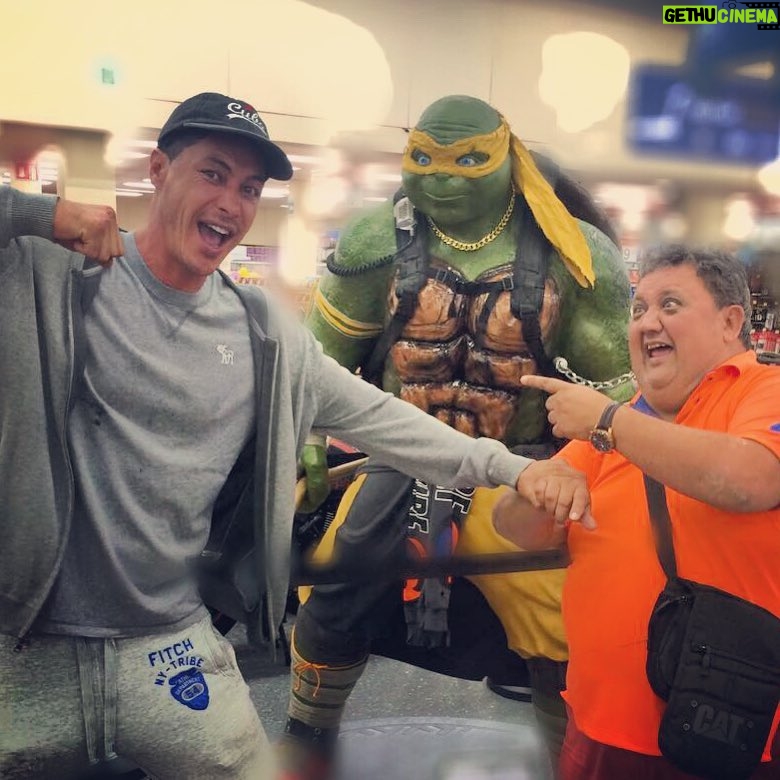Mauricio Aspe Instagram - #TBT Daleeee Descaraooooooo Con Todo y La Tortuga Ninjaaaa!!! #VictorMolina #PateandoLaLata #Cuba 🤣😂🤣 🇨🇺 #ActorCubano @victormolina77