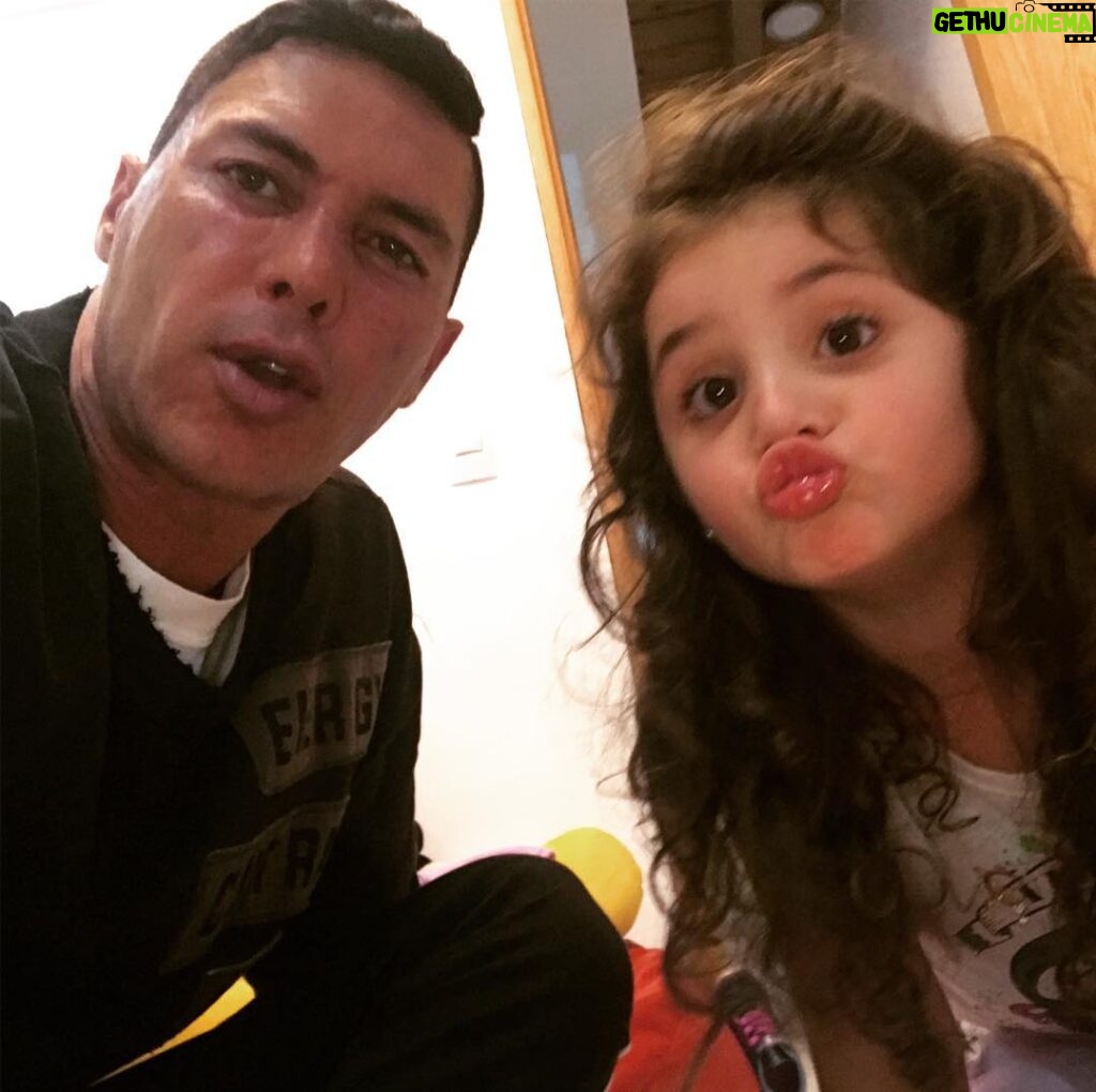 Mauricio Aspe Instagram - Oyeee Descaraditaaa Te Amo ❤️#BabyKala Que Rico Besito....😘#FelizDiaDeLaMujer