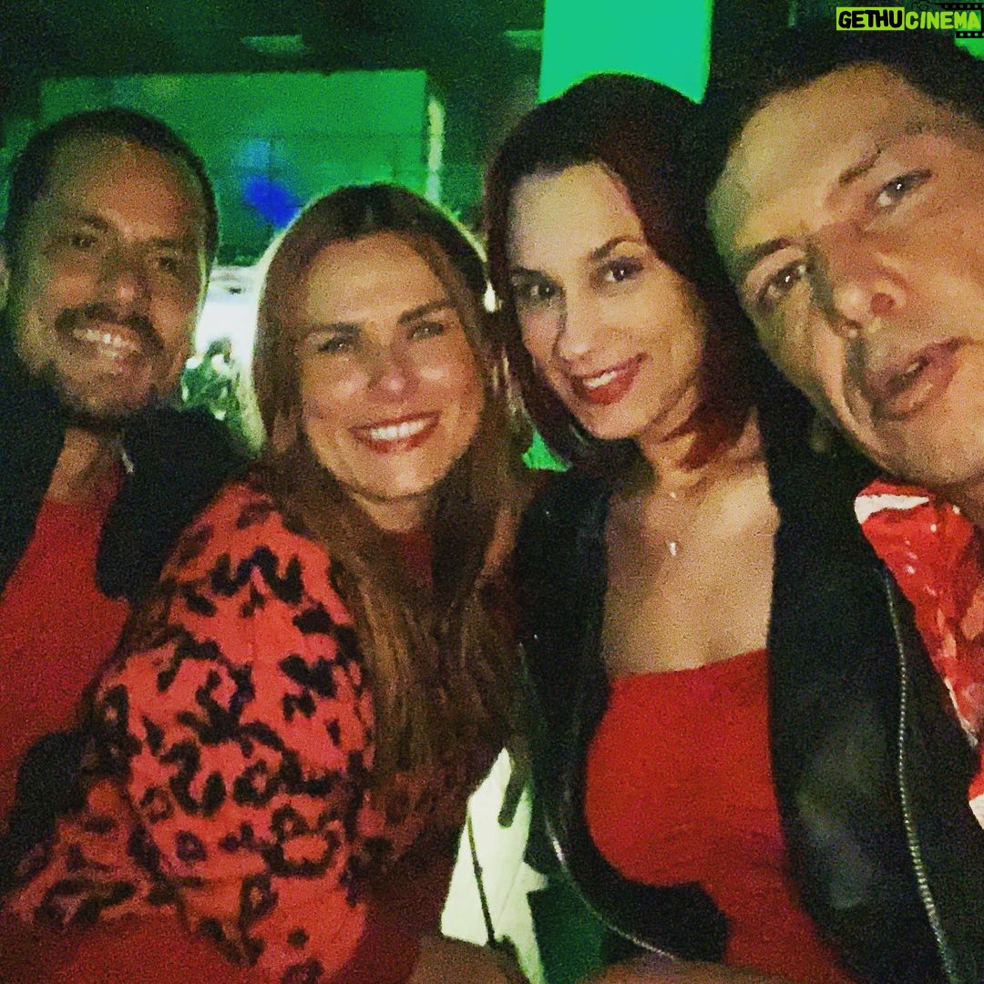 Mauricio Aspe Instagram - Un día más……. Con la familia ….. @yosoygloriasierra @shafz_92 @mike_biagio #familia #hermanos #cuba #mexico #rojos
