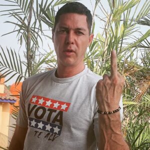 Mauricio Aspe Instagram - Sin Palabras.... #VotaTeALV @cashondilla @elcapiperez @charlssam #Gracias 👕