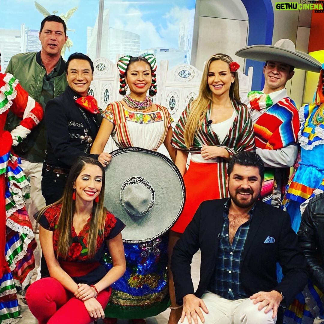 Mauricio Aspe Instagram - Viva Mexico 🇲🇽 #TrabajandoAndo #ElHeraldo @elheraldodemexico @ximenacordoba @luismaganamex @michrubalcava #conduccion @heraldotv
