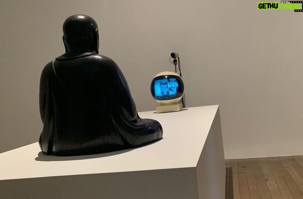 Mauricio T. Valle Instagram - Selfie With Buddha #namjunpaik Tate Modern, London