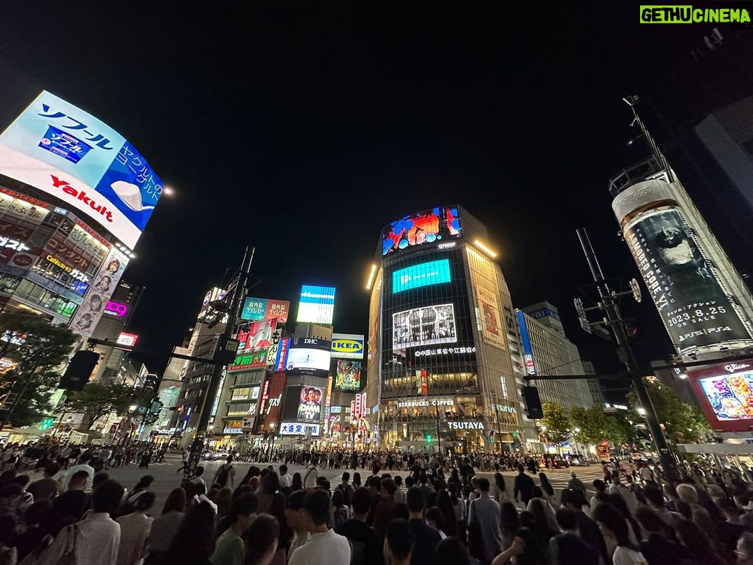 Mauricio T. Valle Instagram - Shibuya Crossing, Tokyo 渋谷区