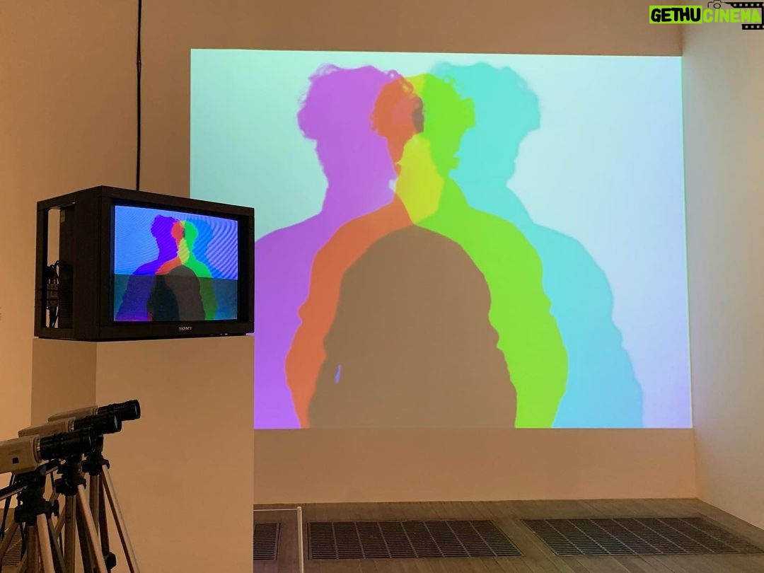 Mauricio T. Valle Instagram - Selfie con AURA TRICOLOR y CHAKRAS BIEN ABIERTOS #namjunepaik Tate Modern