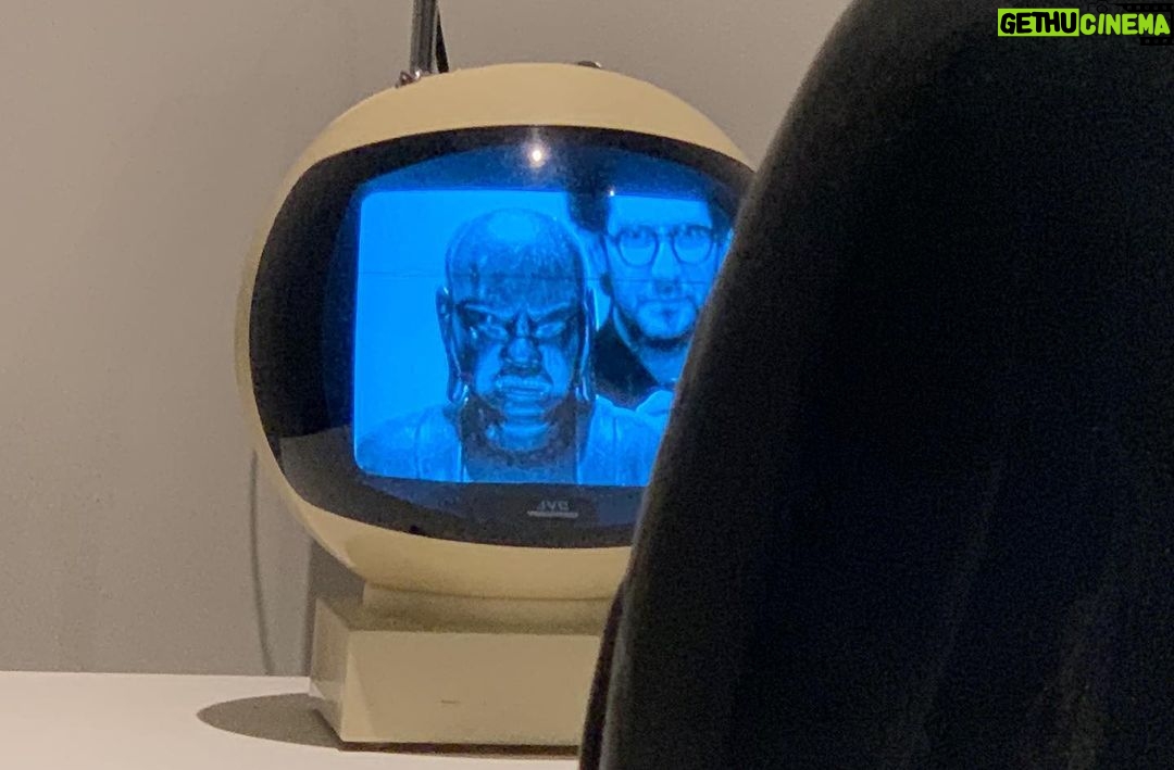 Mauricio T. Valle Instagram - Selfie With Buddha #namjunpaik Tate Modern, London