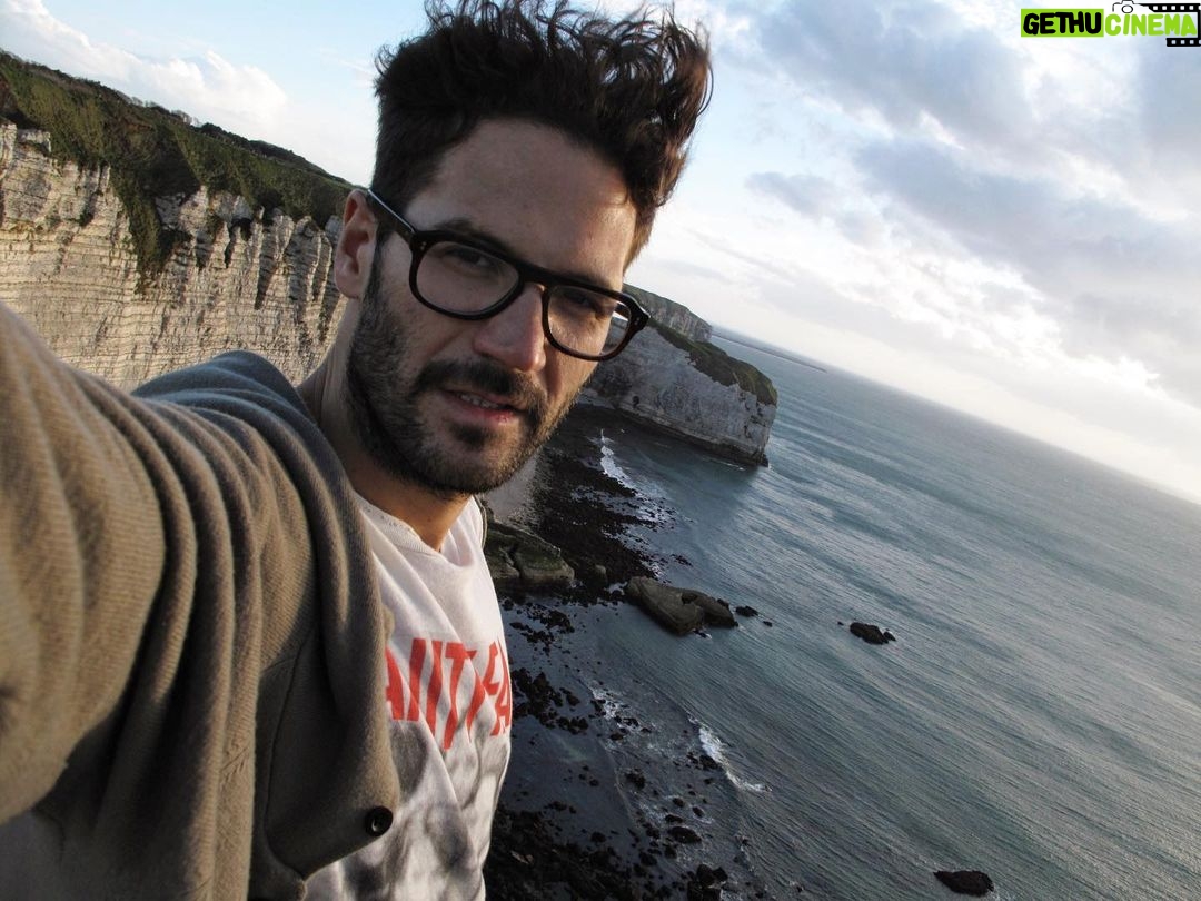 Mauricio T. Valle - 3.3K Likes - Etretat by @diasdecine_gt