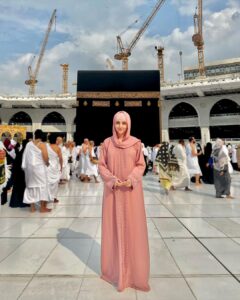 Mawra Hocane Instagram - 21/12/22 marks the fulfilment of my biggest biggest wish ALHUMDULILLAH 🕋💫🤲🏻 We performed Umrah together, Mama & I.. twice.. what more could I possibly ask for now.. ALHUMDULILLAH ❤️ Life truly feels complete.. I have to think hard now to wish again for a long time… just so so grateful.. Thankyou.. all of you for all your prayers & best wishes.. I prayed for all of you as well.. my first Umrah will always be so so special for me.. a small little glimpse of my dreams coming true.. 💌 #FirstUmrah #Umrah2022 المسجد الحرام - مكة Al-Masjed Al-Haram - Makkah