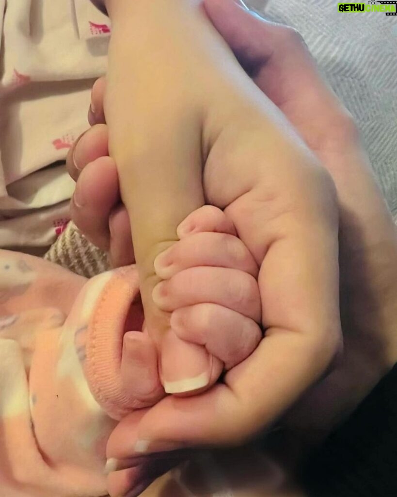 Mawra Hocane Instagram - we welcomed baby Urwa one month ago today … our AARA 👑 .. MASHAALLAH ALHUMDULILLAH Happy one month to my tiny tot 👶🏻 khala will love you forever ♾️ InshaAllah may you be blessed with everything that’s good about this world InshaAllah 💫🤲🏻