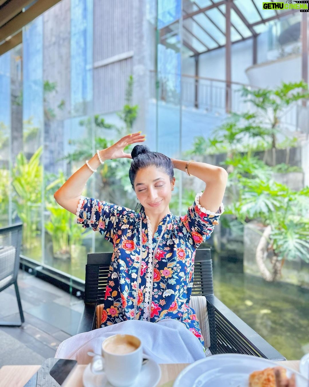 Mawra Hocane Instagram - found some yummy brekky in the jungle π΄π©΅πβΎοΈ @ayanaresort P.S in the most comfy shalwar kameez by @youbyfareehaaslam !!! so many people asked me where am I from ? PAKISTAN? π΅π° and I was like yessss!!!! ππ¦ππͺ·βοΈ