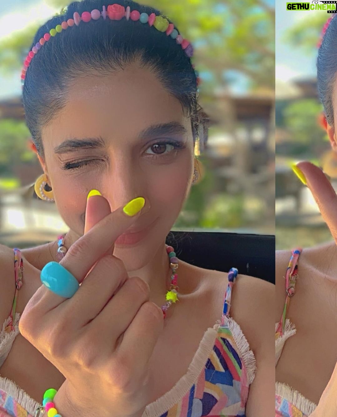 Mawra Hocane Instagram - Sunshine girls and neon dreams 💅🏻🎨 #balibaby 🍍 @ayanaresort AYANA Resort BALI