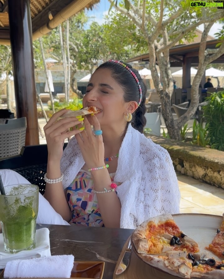 Mawra Hocane Instagram - Sunshine girls and neon dreams 💅🏻🎨 #balibaby 🍍 @ayanaresort AYANA Resort BALI