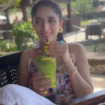 Mawra Hocane Instagram - Sunshine girls and neon dreams 💅🏻🎨 #balibaby 🍍 @ayanaresort AYANA Resort BALI