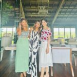 Mawra Hocane Instagram - just the 3 of us ☀️🍸♾️💥 @komnomnom @sarah.aizad @uniquerooftopbar @ayanaresort x