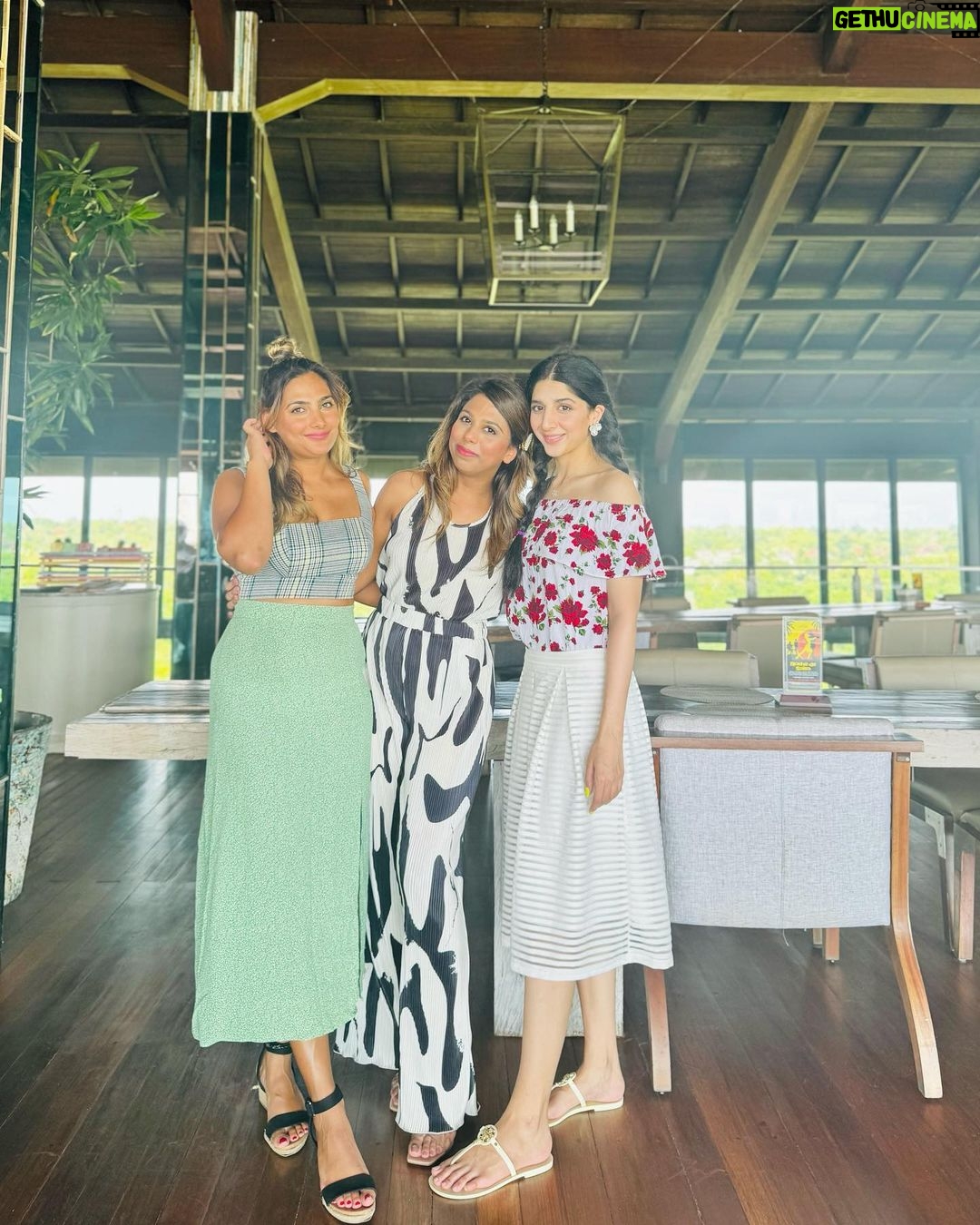 Mawra Hocane Instagram - just the 3 of us ☀️🍸♾️💥 @komnomnom @sarah.aizad @uniquerooftopbar @ayanaresort x