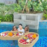 Mawra Hocane Instagram - breakfast floated to us this morning… cheers 🥂 @ayanaresort RIMBA Jimbaran Bali By AYANA