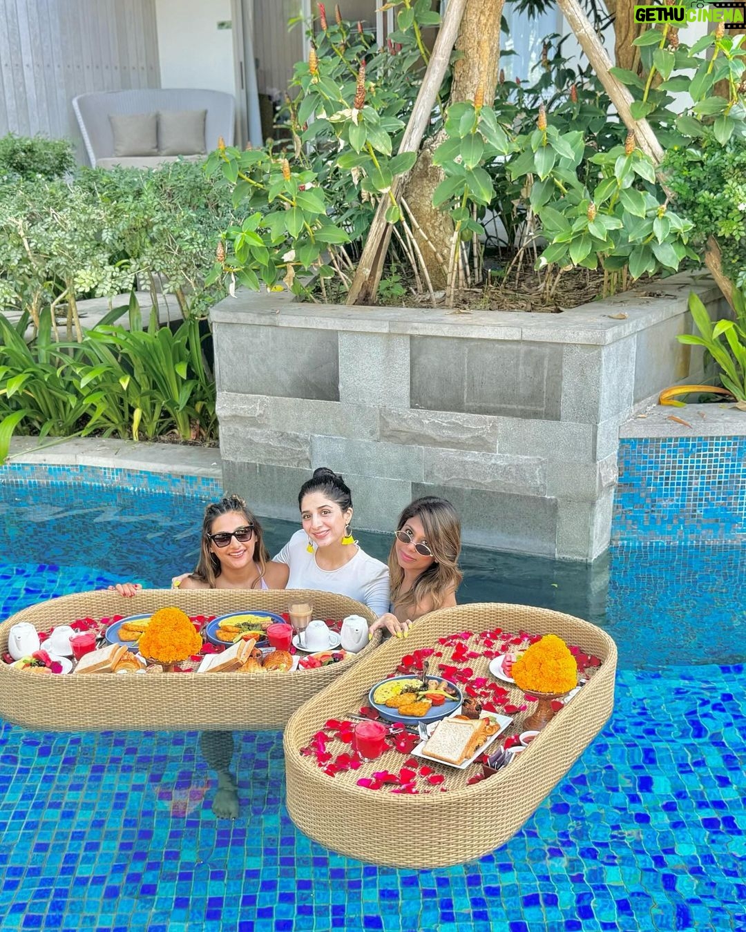 Mawra Hocane Instagram - breakfast floated to us this morning⦠cheers š„ @ayanaresort RIMBA Jimbaran Bali By AYANA